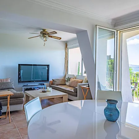 T3 Climatise A 50m De La Avec Loggia Et Parking - Fr-1-610-69 * Le Lavandou